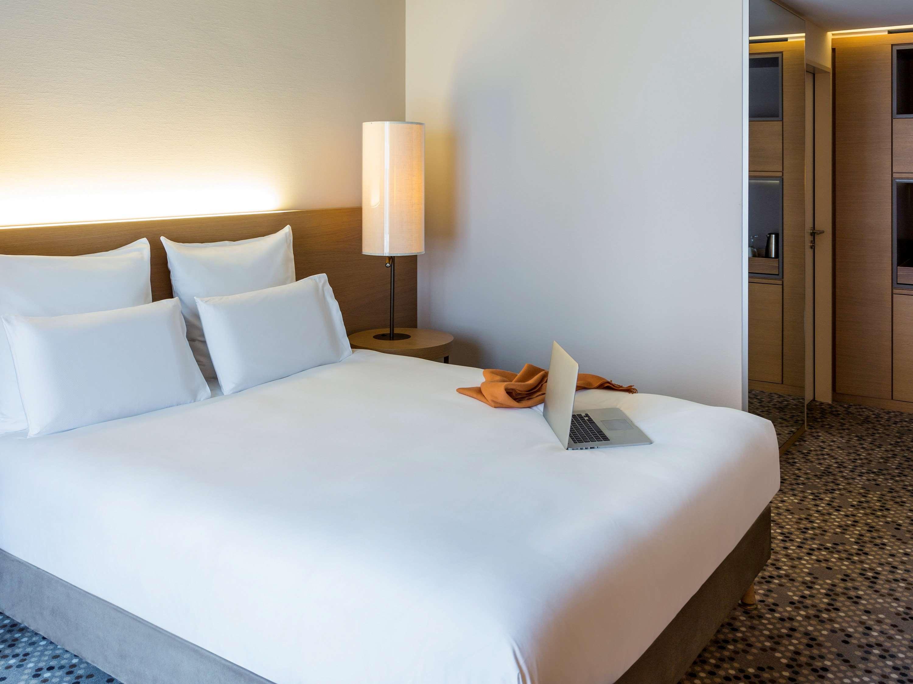 Pullman Basel Europe Hotell Exteriör bild